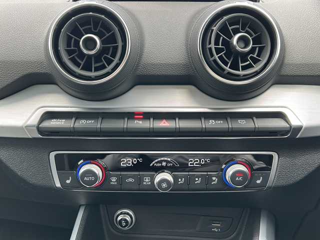 アウディ Ｑ２ 1．0 TFSI 愛知県 2018(平30)年 3.2万km グレイシアホワイトメタリック /禁煙/ワンオーナー/正規ディーラー車//ディーラー整備記録簿R1.2.3.4.5.6//純正ナビ/フルセグ/CD/DVD/SD/MSV/AUX/USB//バックカメラ/ETC2.0/前後ドラレコ//バーチャルコックピット/革巻きステア/ステアスイッチ//シートヒーター/パワーバックドア//純正LEDオートライト/オートハイビーム//電動パーキングブレーキ//速度警告/距離警告/ACC//Audiプレセンス/Audiサイドアシスト//Audiアクティブレーンアシスト//アテンションアラート/パーキングエイド//ドライブセレクト//リアスモークフィルム//純正フロアマット//純正トノカバー//プッシュスタート/スマートキー//新車時保証書//取扱説明書//スペアスマートキー有