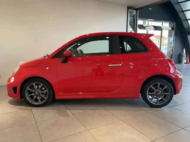 アバルト ５９５ 愛知県 2018(平30)年 2.2万km 赤 純正ディスプレイオーディオ　/Ｂｌｕｅｔｏｏｔｈ　/バックカメラ　/ＡｐｐｌｅＣａｒＰｌａｙ　/社外レーダー　/ドライブレコーダー　/ＥＴＣ　/フォグライト　/純正アルミホイール　/コーナーセンサー