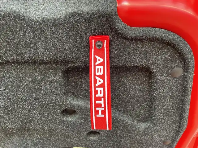 アバルト ５９５ 愛知県 2018(平30)年 2.2万km 赤 純正ディスプレイオーディオ　/Ｂｌｕｅｔｏｏｔｈ　/バックカメラ　/ＡｐｐｌｅＣａｒＰｌａｙ　/社外レーダー　/ドライブレコーダー　/ＥＴＣ　/フォグライト　/純正アルミホイール　/コーナーセンサー