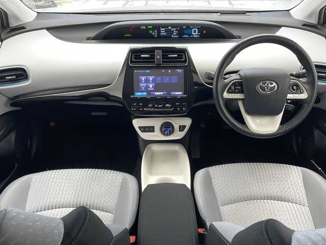 トヨタ プリウス A 沖縄県 2016(平28)年 8.3万km スティールブロンドM 禁煙車　/純正９型ナビ【DSZT-YC41】/（ＤＶＤ／Bluetooth）/フルセグＴＶ　/トヨタセーフティセンス　/レーンキープアシスト/前後ドラレコ　/ブラインドスポットモニター/ヘッドアップディスプレイ　/社外アルミホイール　/オートライト　/オートハイビーム　/ＥＴＣ/プッシュスタート/スマートキー/ステアリングスイッチ/社外アルミホイール/エアロパーツ