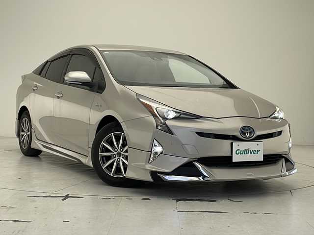 トヨタ プリウス A 沖縄県 2016(平28)年 8.3万km スティールブロンドM 禁煙車　/純正９型ナビ【DSZT-YC41】/（ＤＶＤ／Bluetooth）/フルセグＴＶ　/トヨタセーフティセンス　/レーンキープアシスト/前後ドラレコ　/ブラインドスポットモニター/ヘッドアップディスプレイ　/社外アルミホイール　/オートライト　/オートハイビーム　/ＥＴＣ/プッシュスタート/スマートキー/ステアリングスイッチ/社外アルミホイール/エアロパーツ