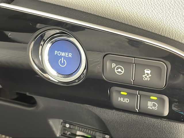 トヨタ プリウス A 沖縄県 2016(平28)年 8.3万km スティールブロンドM 禁煙車　/純正９型ナビ【DSZT-YC41】/（ＤＶＤ／Bluetooth）/フルセグＴＶ　/トヨタセーフティセンス　/レーンキープアシスト/前後ドラレコ　/ブラインドスポットモニター/ヘッドアップディスプレイ　/社外アルミホイール　/オートライト　/オートハイビーム　/ＥＴＣ/プッシュスタート/スマートキー/ステアリングスイッチ/社外アルミホイール/エアロパーツ