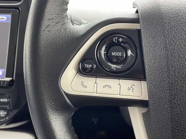 トヨタ プリウス A 沖縄県 2016(平28)年 8.3万km スティールブロンドM 禁煙車　/純正９型ナビ【DSZT-YC41】/（ＤＶＤ／Bluetooth）/フルセグＴＶ　/トヨタセーフティセンス　/レーンキープアシスト/前後ドラレコ　/ブラインドスポットモニター/ヘッドアップディスプレイ　/社外アルミホイール　/オートライト　/オートハイビーム　/ＥＴＣ/プッシュスタート/スマートキー/ステアリングスイッチ/社外アルミホイール/エアロパーツ