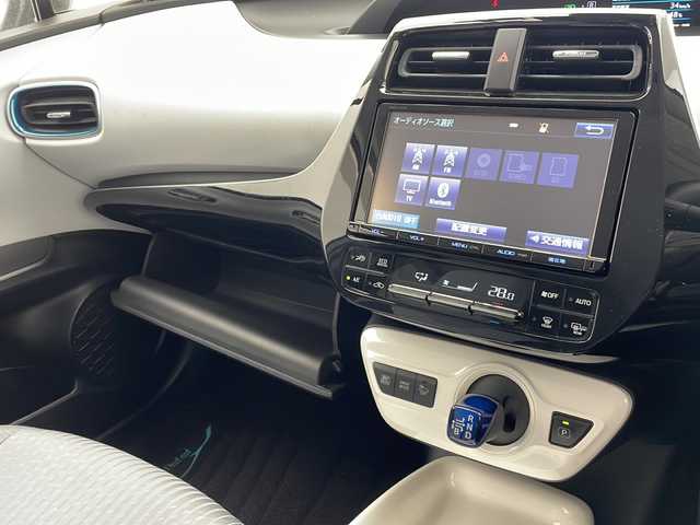 トヨタ プリウス A 沖縄県 2016(平28)年 8.3万km スティールブロンドM 禁煙車　/純正９型ナビ【DSZT-YC41】/（ＤＶＤ／Bluetooth）/フルセグＴＶ　/トヨタセーフティセンス　/レーンキープアシスト/前後ドラレコ　/ブラインドスポットモニター/ヘッドアップディスプレイ　/社外アルミホイール　/オートライト　/オートハイビーム　/ＥＴＣ/プッシュスタート/スマートキー/ステアリングスイッチ/社外アルミホイール/エアロパーツ