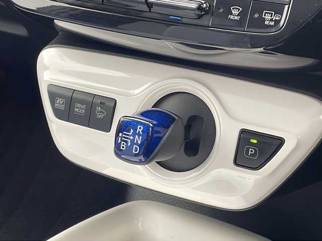 トヨタ プリウス A 沖縄県 2016(平28)年 8.3万km スティールブロンドM 禁煙車　/純正９型ナビ【DSZT-YC41】/（ＤＶＤ／Bluetooth）/フルセグＴＶ　/トヨタセーフティセンス　/レーンキープアシスト/前後ドラレコ　/ブラインドスポットモニター/ヘッドアップディスプレイ　/社外アルミホイール　/オートライト　/オートハイビーム　/ＥＴＣ/プッシュスタート/スマートキー/ステアリングスイッチ/社外アルミホイール/エアロパーツ