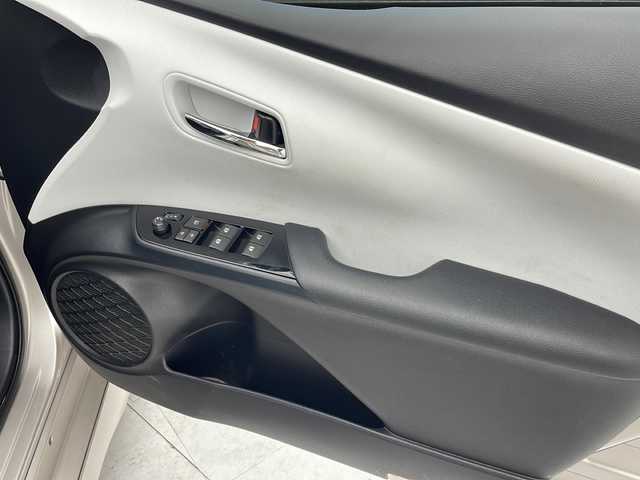 トヨタ プリウス A 沖縄県 2016(平28)年 8.3万km スティールブロンドM 禁煙車　/純正９型ナビ【DSZT-YC41】/（ＤＶＤ／Bluetooth）/フルセグＴＶ　/トヨタセーフティセンス　/レーンキープアシスト/前後ドラレコ　/ブラインドスポットモニター/ヘッドアップディスプレイ　/社外アルミホイール　/オートライト　/オートハイビーム　/ＥＴＣ/プッシュスタート/スマートキー/ステアリングスイッチ/社外アルミホイール/エアロパーツ