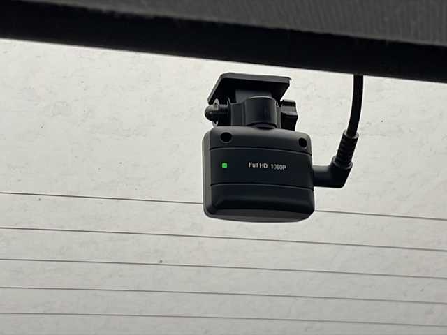 トヨタ プリウス A 沖縄県 2016(平28)年 8.3万km スティールブロンドM 禁煙車　/純正９型ナビ【DSZT-YC41】/（ＤＶＤ／Bluetooth）/フルセグＴＶ　/トヨタセーフティセンス　/レーンキープアシスト/前後ドラレコ　/ブラインドスポットモニター/ヘッドアップディスプレイ　/社外アルミホイール　/オートライト　/オートハイビーム　/ＥＴＣ/プッシュスタート/スマートキー/ステアリングスイッチ/社外アルミホイール/エアロパーツ