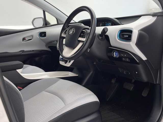 トヨタ プリウス A 沖縄県 2016(平28)年 8.3万km スティールブロンドM 禁煙車　/純正９型ナビ【DSZT-YC41】/（ＤＶＤ／Bluetooth）/フルセグＴＶ　/トヨタセーフティセンス　/レーンキープアシスト/前後ドラレコ　/ブラインドスポットモニター/ヘッドアップディスプレイ　/社外アルミホイール　/オートライト　/オートハイビーム　/ＥＴＣ/プッシュスタート/スマートキー/ステアリングスイッチ/社外アルミホイール/エアロパーツ