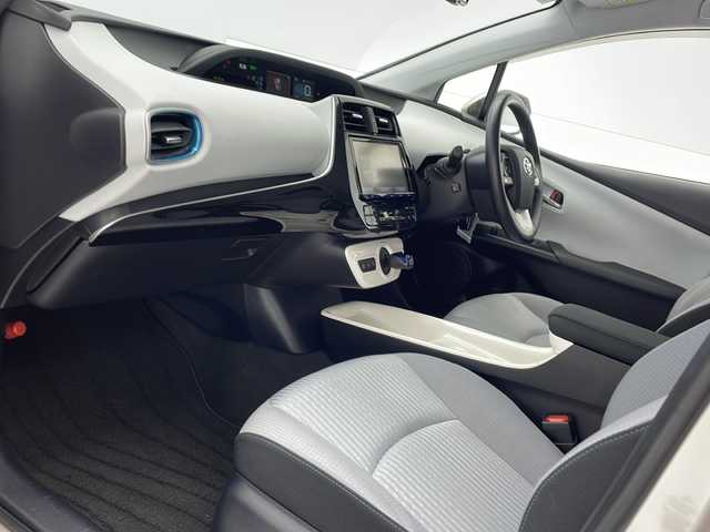 トヨタ プリウス A 沖縄県 2016(平28)年 8.3万km スティールブロンドM 禁煙車　/純正９型ナビ【DSZT-YC41】/（ＤＶＤ／Bluetooth）/フルセグＴＶ　/トヨタセーフティセンス　/レーンキープアシスト/前後ドラレコ　/ブラインドスポットモニター/ヘッドアップディスプレイ　/社外アルミホイール　/オートライト　/オートハイビーム　/ＥＴＣ/プッシュスタート/スマートキー/ステアリングスイッチ/社外アルミホイール/エアロパーツ