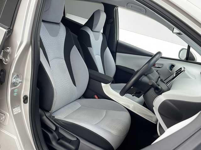 トヨタ プリウス A 沖縄県 2016(平28)年 8.3万km スティールブロンドM 禁煙車　/純正９型ナビ【DSZT-YC41】/（ＤＶＤ／Bluetooth）/フルセグＴＶ　/トヨタセーフティセンス　/レーンキープアシスト/前後ドラレコ　/ブラインドスポットモニター/ヘッドアップディスプレイ　/社外アルミホイール　/オートライト　/オートハイビーム　/ＥＴＣ/プッシュスタート/スマートキー/ステアリングスイッチ/社外アルミホイール/エアロパーツ