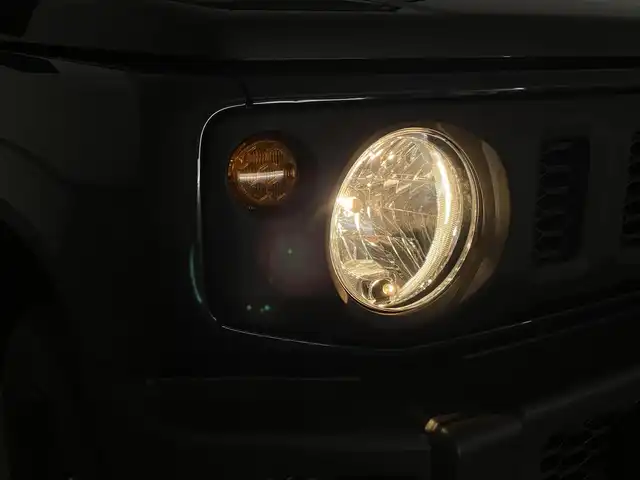 スズキ ジムニー XG 群馬県 2024(令6)年 0.4万km ブルーイッシュブラックパール3 純正オーディオ　（DPX5300BTHS）/Bluetooth/USB/AM/FM/スズキセーフティサポート/・デュアルセンサーブレーキサポート/・車線逸脱警報機能/・ふらつき警報機能/・先行車発進お知らせ機能/・ハイビームアシスト/・標識認識/リヤパーキングセンサー/社外アルミホイール付スタッドレスタイヤ/スペアタイヤカバー/純正ゴムマット/クルーズコントロール/前席シートヒーター/LEDヘッドライト/フォグランプ/ダウンヒルアシストコントロール/プッシュスタート/スマートキー
