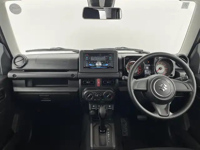 スズキ ジムニー XG 群馬県 2024(令6)年 0.4万km ブルーイッシュブラックパール3 純正オーディオ　（DPX5300BTHS）/Bluetooth/USB/AM/FM/スズキセーフティサポート/・デュアルセンサーブレーキサポート/・車線逸脱警報機能/・ふらつき警報機能/・先行車発進お知らせ機能/・ハイビームアシスト/・標識認識/リヤパーキングセンサー/社外アルミホイール付スタッドレスタイヤ/スペアタイヤカバー/純正ゴムマット/クルーズコントロール/前席シートヒーター/LEDヘッドライト/フォグランプ/ダウンヒルアシストコントロール/プッシュスタート/スマートキー