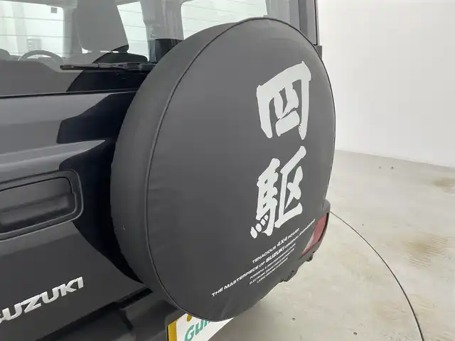 スズキ ジムニー XG 群馬県 2024(令6)年 0.4万km ブルーイッシュブラックパール3 純正オーディオ　（DPX5300BTHS）/Bluetooth/USB/AM/FM/スズキセーフティサポート/・デュアルセンサーブレーキサポート/・車線逸脱警報機能/・ふらつき警報機能/・先行車発進お知らせ機能/・ハイビームアシスト/・標識認識/リヤパーキングセンサー/社外アルミホイール付スタッドレスタイヤ/スペアタイヤカバー/純正ゴムマット/クルーズコントロール/前席シートヒーター/LEDヘッドライト/フォグランプ/ダウンヒルアシストコントロール/プッシュスタート/スマートキー