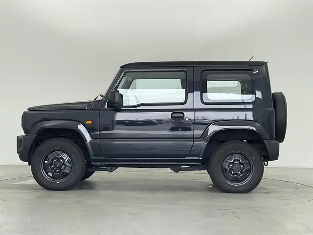 スズキ ジムニー XG 群馬県 2024(令6)年 0.4万km ブルーイッシュブラックパール3 純正オーディオ　（DPX5300BTHS）/Bluetooth/USB/AM/FM/スズキセーフティサポート/・デュアルセンサーブレーキサポート/・車線逸脱警報機能/・ふらつき警報機能/・先行車発進お知らせ機能/・ハイビームアシスト/・標識認識/リヤパーキングセンサー/社外アルミホイール付スタッドレスタイヤ/スペアタイヤカバー/純正ゴムマット/クルーズコントロール/前席シートヒーター/LEDヘッドライト/フォグランプ/ダウンヒルアシストコントロール/プッシュスタート/スマートキー