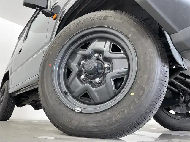 スズキ ジムニー XG 群馬県 2024(令6)年 0.4万km ブルーイッシュブラックパール3 純正オーディオ　（DPX5300BTHS）/Bluetooth/USB/AM/FM/スズキセーフティサポート/・デュアルセンサーブレーキサポート/・車線逸脱警報機能/・ふらつき警報機能/・先行車発進お知らせ機能/・ハイビームアシスト/・標識認識/リヤパーキングセンサー/社外アルミホイール付スタッドレスタイヤ/スペアタイヤカバー/純正ゴムマット/クルーズコントロール/前席シートヒーター/LEDヘッドライト/フォグランプ/ダウンヒルアシストコントロール/プッシュスタート/スマートキー