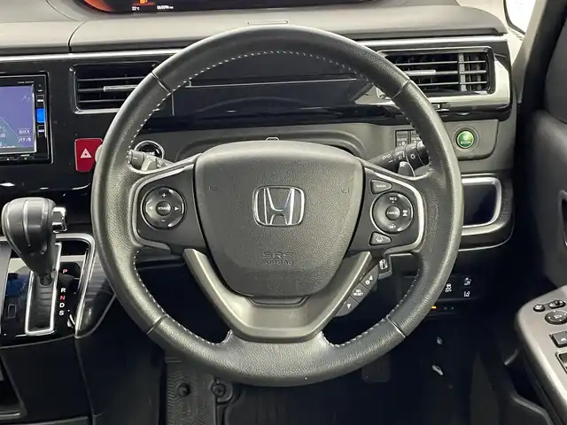 ホンダ ステップワゴン スパーダ クールスピリット 埼玉県 2016(平28)年 6.5万km ホワイトオーキッドパール 純正ナビ　フリップダウンモニター　バックカメラ　ビルトインＥＴＣ　両側パワースライドドア　アダクティブクルーズコントロール　シートヒーター　ＬＥＤ　ドラレコ　ハーフレザー　オートライト　スマートキー