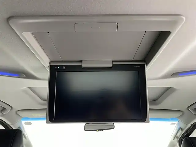 トヨタ ヴェルファイア Z Gエディション 熊本県 2018(平30)年 5.6万km ホワイトパールクリスタルシャイン モデリスタエアロフル（Ｆ・Ｓ・Ｒ）/モデリスタマフラー　/純正１０インチナビNSZN-Z66T（CD・DVD・フルセグ・BT・SD・USB）/純正１２型フリップダウンモニター　/サンルーフ　/バックカメラ/レーダークルーズコントロール/パワーバックドア　/セーフティセンス/衝突軽減ブレーキ/レーンキープアシスト/横滑り防止/前席シートヒーター/前席エアーシート/前席・2列目パワーシート　/シートメモリー/ステアリングヒーター/オットマン/両側パワースライドドア/純正フロアマット/純正１８インチAW/オートライト/オートマチックハイビーム/LEDヘッドライト/フォグランプ/スマートキー/プッシュスタート/スペアキー1本/取扱説明書