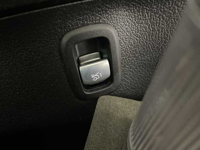 メルセデス・ベンツ Ｍ・ベンツ Ｃ２２０ｄ アバンギャルド　AMGライン 福岡県 2023(令5)年 7万km 黒 純正ナビゲーション/BT DVD CD/フルセグテレビ/全方位カメラ/ブラインドスポットモニター/ヘッドアップディスプレイ/コーナーセンサー/レーダークルーズコントロール/パトルシフト/プッシュスタートエンジン/スマートキー/ドライブレコーダー前後/ETC/オートライト/LEDヘッドライト/純正18インチアルミホイール