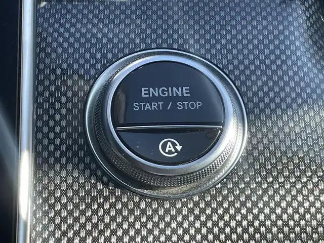 メルセデス・ベンツ Ｍ・ベンツ Ｃ２２０ｄ アバンギャルド　AMGライン 栃木県 2023(令5)年 7万km 黒 純正ナビゲーション/（BT DVD CD　フルセグテレビ）/全方位カメラ/ブラインドスポットモニター/ヘッドアップディスプレイ/コーナーセンサー/レーダークルーズコントロール/オートマチックハイビーム/アンビエントライト/ドライブレコーダー前後/パトルシフト/純正18インチアルミホイール/ETC2.0/プッシュスタート