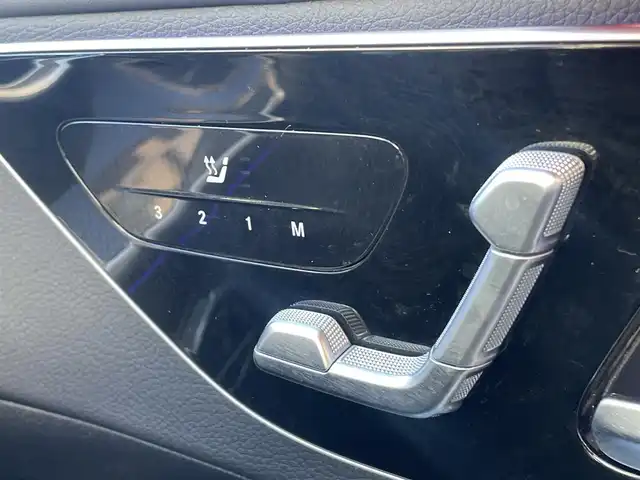 メルセデス・ベンツ Ｍ・ベンツ Ｃ２２０ｄ アバンギャルド　AMGライン 栃木県 2023(令5)年 7万km 黒 純正ナビゲーション/（BT DVD CD　フルセグテレビ）/全方位カメラ/ブラインドスポットモニター/ヘッドアップディスプレイ/コーナーセンサー/レーダークルーズコントロール/オートマチックハイビーム/アンビエントライト/ドライブレコーダー前後/パトルシフト/純正18インチアルミホイール/ETC2.0/プッシュスタート