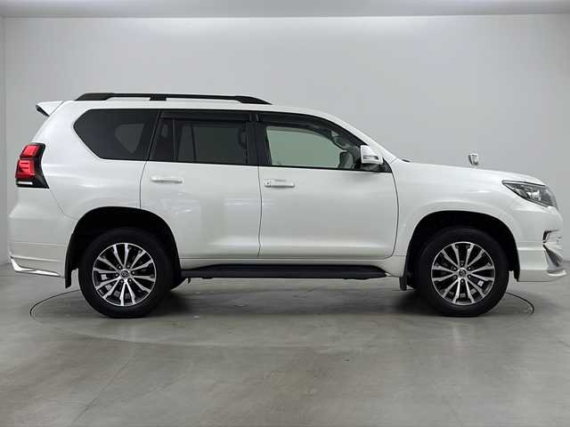 トヨタ ランドクルーザー プラド TX Lパッケージ 道央・札幌 2018(平30)年 1.9万km ホワイトパールクリスタルシャイン ・4WD/・ワンオーナー/・純正ナビ&CD&DVD&BT&TV/・バックカメラ/・レーダークルーズコントロール/・衝突被害軽減ブレーキ/・レーンキープアシスト/・コーナーセンサー/・前席シートヒーター/・前席ベンチレーションシート/・レザーシート/・ETC/・ドライブレコーダー/・モデリスタエアロ/・LEDヘッドライト/・オートライト/・オートマチックハイビーム/・スマートキー
