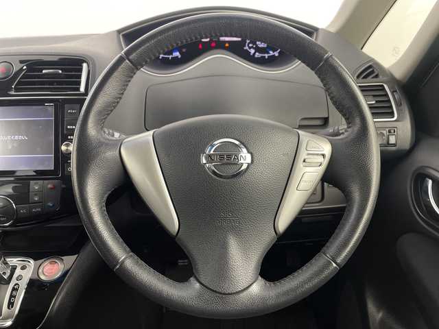 日産 セレナ HWS S HV Vセレ +Sefty 埼玉県 2015(平27)年 6.6万km ブリリアントホワイトパール フリップダウンモニター/純正SDナビ/（BT/CD/DVD/フルTV/AM/FM）/アラウンドビューモニター/両側パワースライドドア/前方ドラレコ/ビルトインETC/ロールサンシェード/衝突軽減ブレーキ/レーンキープアシスト/コーナーセンサー/純正フロアマット/純正アルミホイール/キセノンライト/フロントフォグランプ/スペア1本