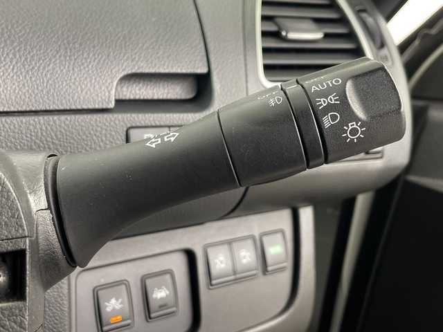 日産 セレナ HWS S HV Vセレ +Sefty 埼玉県 2015(平27)年 6.6万km ブリリアントホワイトパール フリップダウンモニター/純正SDナビ/（BT/CD/DVD/フルTV/AM/FM）/アラウンドビューモニター/両側パワースライドドア/前方ドラレコ/ビルトインETC/ロールサンシェード/衝突軽減ブレーキ/レーンキープアシスト/コーナーセンサー/純正フロアマット/純正アルミホイール/キセノンライト/フロントフォグランプ/スペア1本