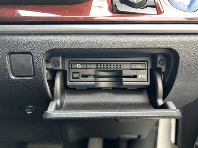 トヨタ クラウン マジェスタ Fバージョン 東京都 2013(平25)年 13.3万km ホワイトパールクリスタルシャイン ムーンルーフ/スーパーライブサウンドシステム/純正HDDナビ/　フルセグTV/DVD/CD/Bluetooth/バックカメラ/純正18インチアルミホイール/レーダークルーズコントロール/プリクラッシュセーフティ/インテリジェントクリアランスソナー/バックソナー/ブラインドスポットモニター/レザーシート/シートヒーター/シートベンチレーション/パワーシート/シートメモリー/ビルトインETC/純正ドライブレコーダー/LEDヘッドライト/LEDフォグランプ/革巻きステアリングホイール/ステアリングヒーター/ステアリングスイッチ/モデリスタLEDルームランプ/ナノイー付左右後席独立温度調整オートエアコン/スイッチ付木目調加飾アームレスト/純正センターコンソールイルミネーション/リア電動サンシェード/電動オート格納ミラー/ウインカーミラー/ミラーヒーター/プッシュスタート/スマートキー×2/純正フロアマット/純正ドアバイザー/保証書/取扱説明書