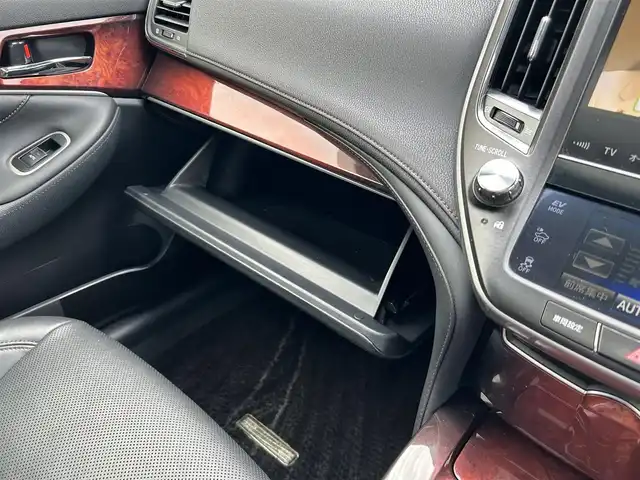 トヨタ クラウン マジェスタ Fバージョン 東京都 2013(平25)年 13.3万km ホワイトパールクリスタルシャイン ムーンルーフ/スーパーライブサウンドシステム/純正HDDナビ/　フルセグTV/DVD/CD/Bluetooth/バックカメラ/純正18インチアルミホイール/レーダークルーズコントロール/プリクラッシュセーフティ/インテリジェントクリアランスソナー/バックソナー/ブラインドスポットモニター/レザーシート/シートヒーター/シートベンチレーション/パワーシート/シートメモリー/ビルトインETC/純正ドライブレコーダー/LEDヘッドライト/LEDフォグランプ/革巻きステアリングホイール/ステアリングヒーター/ステアリングスイッチ/モデリスタLEDルームランプ/ナノイー付左右後席独立温度調整オートエアコン/スイッチ付木目調加飾アームレスト/純正センターコンソールイルミネーション/リア電動サンシェード/電動オート格納ミラー/ウインカーミラー/ミラーヒーター/プッシュスタート/スマートキー×2/純正フロアマット/純正ドアバイザー/保証書/取扱説明書