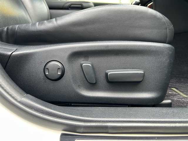 トヨタ クラウン マジェスタ Fバージョン 東京都 2013(平25)年 13.3万km ホワイトパールクリスタルシャイン ムーンルーフ/スーパーライブサウンドシステム/純正HDDナビ/　フルセグTV/DVD/CD/Bluetooth/バックカメラ/純正18インチアルミホイール/レーダークルーズコントロール/プリクラッシュセーフティ/インテリジェントクリアランスソナー/バックソナー/ブラインドスポットモニター/レザーシート/シートヒーター/シートベンチレーション/パワーシート/シートメモリー/ビルトインETC/純正ドライブレコーダー/LEDヘッドライト/LEDフォグランプ/革巻きステアリングホイール/ステアリングヒーター/ステアリングスイッチ/モデリスタLEDルームランプ/ナノイー付左右後席独立温度調整オートエアコン/スイッチ付木目調加飾アームレスト/純正センターコンソールイルミネーション/リア電動サンシェード/電動オート格納ミラー/ウインカーミラー/ミラーヒーター/プッシュスタート/スマートキー×2/純正フロアマット/純正ドアバイザー/保証書/取扱説明書