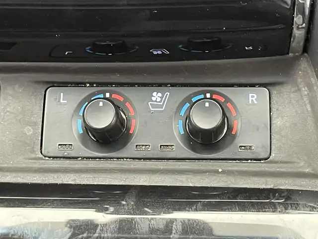 トヨタ アルファード S Cパッケージ 愛知県 2020(令2)年 5.6万km ホワイトパールクリスタルシャイン 純正ディスプレイ　フルセグＴＶ　ＤＶＤデッキ　ツインムーンルーフ　純正１２．１型後席モニター　デジタルインナーミラー　黒革　シートヒーター　シートベンチレーション　ハンドルヒーター　電動リアゲート　両側パワースライドドア　衝突軽減　追従クルコン　ＬＥＤオートライト　フォグランプ　オットマン　キャンセラー　スペアタイヤ　禁煙車