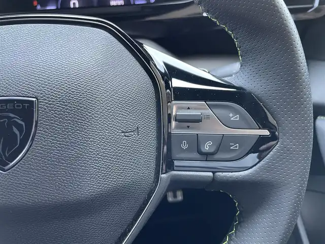 プジョー ３０８ GT ブルーHDi 栃木県 2023(令5)年 0.9万km 黒 ワンオーナー /禁煙車/色コード　9V（ペルラネラブラック）/純正メモリナビ/【Bluetooth・USB・AppleCarPlay・AndroidAuto】/全方位カメラ（フロント・バック）/ETC/ドライブレコーダー(前後録画)/スマートキー×2/プッシュスタート/アクティブセーフティブレーキ/道路標識認識/ドライバーアテンションアラート/リアクロストラフィックアラート/パーキングセンサー/レーンキープアシスト/インテリジェントハイビーム/クルーズコントロール(追従式)/パドルシフト/革巻きステアリング/ハーフレザーシート/D席パワーシート/前席シートヒーター/LEDヘッドランプ/リアフォグランプ/純正マット/保証書/取説