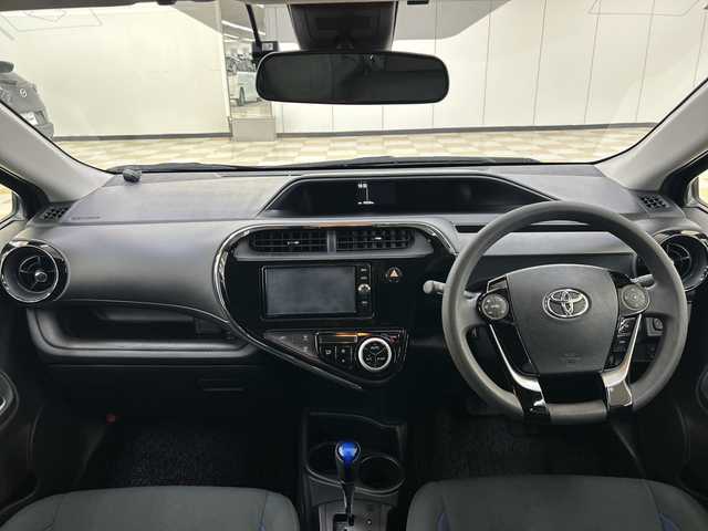 トヨタ アクア S 神奈川県 2018(平30)年 1.7万km クリアエメラルドパールクリスタルシャイン 純正7インチナビ/ドライブレコーダー(前)/トヨタセーフティセンスC/衝突被害軽減システム/車線逸脱警報/バックカメラ/横滑り防止装置/ETC2.0/アイドリングストップ/LEDヘッドライト/フォグランプ/オートライト/ウィンカーミラー/電動格納ミラー/プッシュスタート/スマートキー/フロアマット/スペアキー/プリクラッシュセーフティシステム/レーンディパーチャーアラート/オートマチックハイビーム/先行車発進告知機能