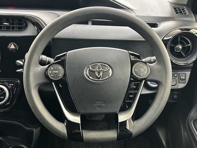 トヨタ アクア S 神奈川県 2018(平30)年 1.7万km クリアエメラルドパールクリスタルシャイン 純正7インチナビ/ドライブレコーダー(前)/トヨタセーフティセンスC/衝突被害軽減システム/車線逸脱警報/バックカメラ/横滑り防止装置/ETC2.0/アイドリングストップ/LEDヘッドライト/フォグランプ/オートライト/ウィンカーミラー/電動格納ミラー/プッシュスタート/スマートキー/フロアマット/スペアキー/プリクラッシュセーフティシステム/レーンディパーチャーアラート/オートマチックハイビーム/先行車発進告知機能