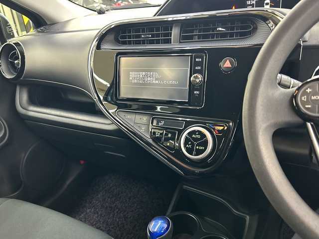 トヨタ アクア S 神奈川県 2018(平30)年 1.7万km クリアエメラルドパールクリスタルシャイン 純正7インチナビ/ドライブレコーダー(前)/トヨタセーフティセンスC/衝突被害軽減システム/車線逸脱警報/バックカメラ/横滑り防止装置/ETC2.0/アイドリングストップ/LEDヘッドライト/フォグランプ/オートライト/ウィンカーミラー/電動格納ミラー/プッシュスタート/スマートキー/フロアマット/スペアキー/プリクラッシュセーフティシステム/レーンディパーチャーアラート/オートマチックハイビーム/先行車発進告知機能