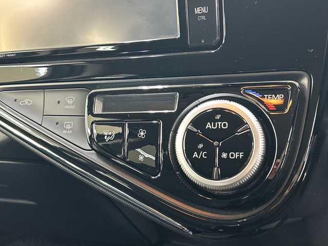 トヨタ アクア S 神奈川県 2018(平30)年 1.7万km クリアエメラルドパールクリスタルシャイン 純正7インチナビ/ドライブレコーダー(前)/トヨタセーフティセンスC/衝突被害軽減システム/車線逸脱警報/バックカメラ/横滑り防止装置/ETC2.0/アイドリングストップ/LEDヘッドライト/フォグランプ/オートライト/ウィンカーミラー/電動格納ミラー/プッシュスタート/スマートキー/フロアマット/スペアキー/プリクラッシュセーフティシステム/レーンディパーチャーアラート/オートマチックハイビーム/先行車発進告知機能