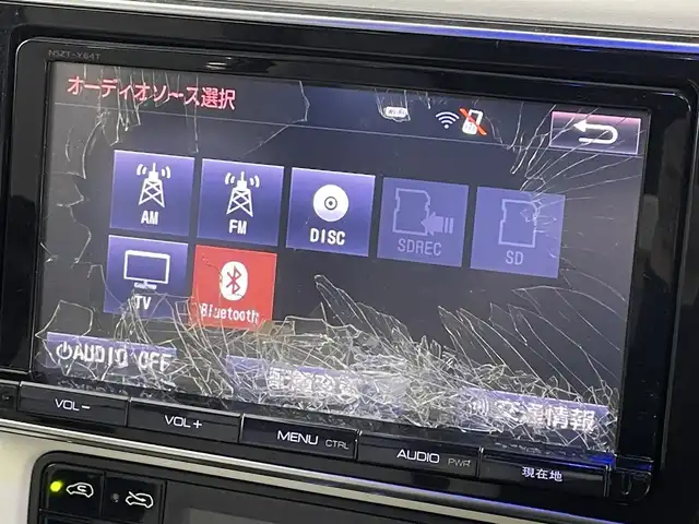 トヨタ オーリスハイブリッド Gパッケージ 福島県 2016(平28)年 17.5万km ホワイトパールクリスタルシャイン プリクラッシュセーフティ/・車線逸脱警報装置/純正ナビ/・型番：NSZT-Y64T/・フルセグTV/CD/DVD/Bluetooth/・バックカメラ/・ETC/クルーズコントロール/革巻きステアリング/・ステアリングリモコン/レザーシート/・シートヒーター(運転席/助手席)/LEDヘッドライト/・オートライト/・フォグライト/プッシュスタート/・スマートキー/フロアマット/取扱説明書/保証書