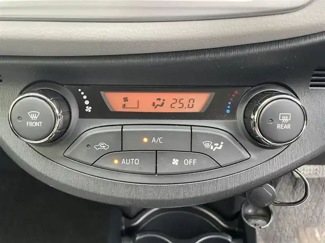 トヨタ ヴィッツ U 青森県 2012(平24)年 11.8万km シルバーM 4WD/寒冷地仕様/純正SDナビ/[FM/AM/CD/DVD/SD/BT/AUX]/フルセグテレビ/バックカメラ/ETC/D席シートヒーター/革巻きステアリング/プッシュスタート/スマートキー/スペアキー×1/社外14インチAW付きスタッドレスタイヤ積込/電動格納ミラー/ウインカーミラー/純正フロアマット/ドアバイザー/ヘッドライトレベライザー/保証書/取扱説明書