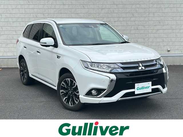 三菱 アウトランダー ＰＨＥＶ G ナビパッケージ 茨城県 2017(平29)年 2.6万km シルキーホワイト ディスプレイオーディオ/全方位カメラ/コーナーセンサー/クルーズコントロール/LEDオートライト/ハーフレザー/シートヒーター/パワーシート/ステアリングヒーター/1500wAC/純正18インチアルミホイール/純正フロアマット/パドルシフト/ETC/スマートキー