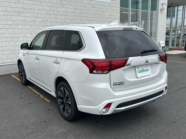 三菱 アウトランダー ＰＨＥＶ G ナビパッケージ 茨城県 2017(平29)年 2.6万km シルキーホワイト ディスプレイオーディオ/全方位カメラ/コーナーセンサー/クルーズコントロール/LEDオートライト/ハーフレザー/シートヒーター/パワーシート/ステアリングヒーター/1500wAC/純正18インチアルミホイール/純正フロアマット/パドルシフト/ETC/スマートキー