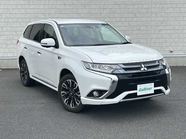 三菱 アウトランダー ＰＨＥＶ G ナビパッケージ 茨城県 2017(平29)年 2.6万km シルキーホワイト ディスプレイオーディオ/全方位カメラ/コーナーセンサー/クルーズコントロール/LEDオートライト/ハーフレザー/シートヒーター/パワーシート/ステアリングヒーター/1500wAC/純正18インチアルミホイール/純正フロアマット/パドルシフト/ETC/スマートキー