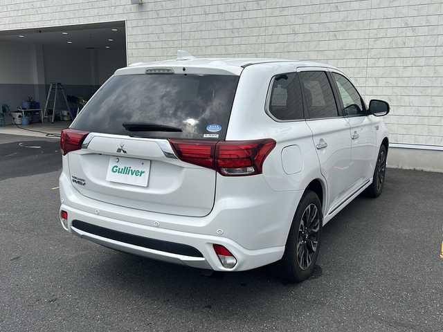 三菱 アウトランダー ＰＨＥＶ G ナビパッケージ 茨城県 2017(平29)年 2.6万km シルキーホワイト ディスプレイオーディオ/全方位カメラ/コーナーセンサー/クルーズコントロール/LEDオートライト/ハーフレザー/シートヒーター/パワーシート/ステアリングヒーター/1500wAC/純正18インチアルミホイール/純正フロアマット/パドルシフト/ETC/スマートキー