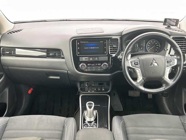 三菱 アウトランダー ＰＨＥＶ G ナビパッケージ 茨城県 2017(平29)年 2.6万km シルキーホワイト ディスプレイオーディオ/全方位カメラ/コーナーセンサー/クルーズコントロール/LEDオートライト/ハーフレザー/シートヒーター/パワーシート/ステアリングヒーター/1500wAC/純正18インチアルミホイール/純正フロアマット/パドルシフト/ETC/スマートキー
