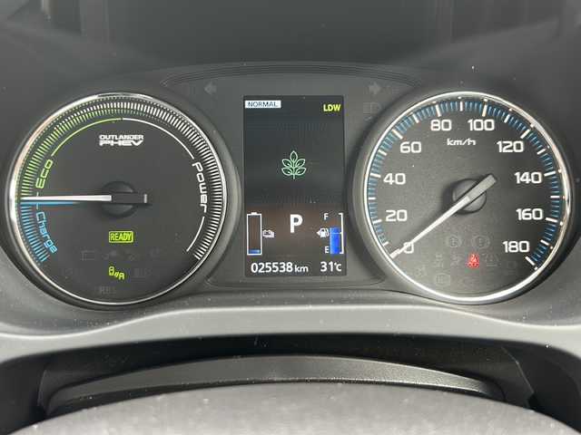 三菱 アウトランダー ＰＨＥＶ G ナビパッケージ 茨城県 2017(平29)年 2.6万km シルキーホワイト ディスプレイオーディオ/全方位カメラ/コーナーセンサー/クルーズコントロール/LEDオートライト/ハーフレザー/シートヒーター/パワーシート/ステアリングヒーター/1500wAC/純正18インチアルミホイール/純正フロアマット/パドルシフト/ETC/スマートキー