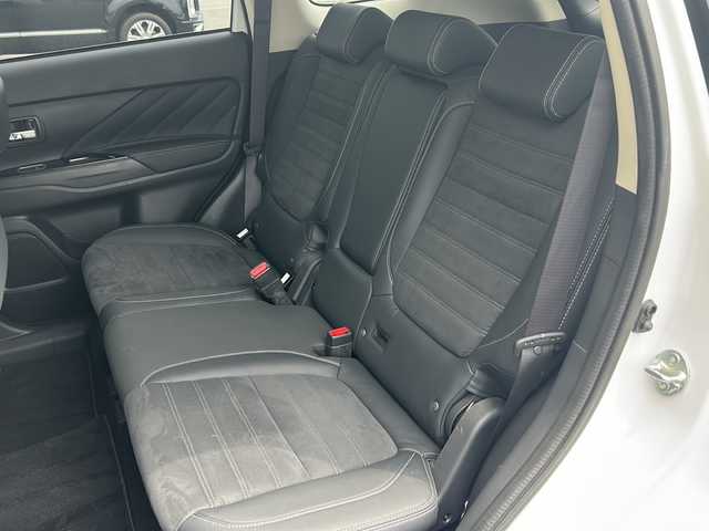 三菱 アウトランダー ＰＨＥＶ G ナビパッケージ 茨城県 2017(平29)年 2.6万km シルキーホワイト ディスプレイオーディオ/全方位カメラ/コーナーセンサー/クルーズコントロール/LEDオートライト/ハーフレザー/シートヒーター/パワーシート/ステアリングヒーター/1500wAC/純正18インチアルミホイール/純正フロアマット/パドルシフト/ETC/スマートキー