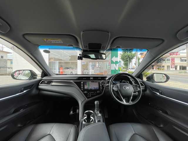 トヨタ カムリ WSレザーパッケージ 福岡県 2019(平31)年 5.4万km プラチナホワイトパールマイカ 禁煙車/ワンオーナー/純正メモリナビ/フルセグTV/CD/DVD/SD/USB/Bluetooth/AUX/バックカメラ/レザーシート【黒】/前席パワーシート/前席シートヒーター/純正18インチアルミホイール/トヨタセーフティセンス/プリクラッシュセーフティ/レーダークルーズコントロール/レーンディパーチャーアラート/オートマチックハイビーム/インテリジェントクリアランスソナー/ブラインドスポッドモニター/リアクロストラフィックオートブレーキ/ヘッドアップディスプレイ/パドルシフト/LEDオートライト/ドラレコ/ビルトインETC/電子パーキングブレーキ/ブレーキホールド/革巻きステアリング/ステアリングスイッチ/純正フロアマット/純正ドアバイザー/スペアキー1本/取扱説明書//保証書