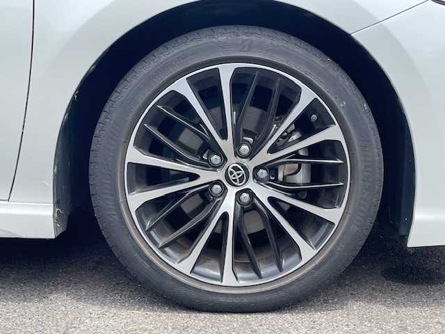トヨタ カムリ WSレザーパッケージ 福岡県 2019(平31)年 5.4万km プラチナホワイトパールマイカ 禁煙車/ワンオーナー/純正メモリナビ/フルセグTV/CD/DVD/SD/USB/Bluetooth/AUX/バックカメラ/レザーシート【黒】/前席パワーシート/前席シートヒーター/純正18インチアルミホイール/トヨタセーフティセンス/プリクラッシュセーフティ/レーダークルーズコントロール/レーンディパーチャーアラート/オートマチックハイビーム/インテリジェントクリアランスソナー/ブラインドスポッドモニター/リアクロストラフィックオートブレーキ/ヘッドアップディスプレイ/パドルシフト/LEDオートライト/ドラレコ/ビルトインETC/電子パーキングブレーキ/ブレーキホールド/革巻きステアリング/ステアリングスイッチ/純正フロアマット/純正ドアバイザー/スペアキー1本/取扱説明書//保証書