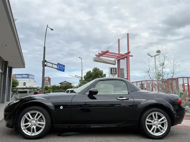マツダ ロードスター S RHT 香川県 2010(平22)年 6万km ブリリアントブラック 禁煙車/社外ナビ/CD/DVD/BT/MSV/フルセグTV/バックカメラ/電動オープンルーフ/GPSレーダー/キセノンヘッドライト/純正16インチアルミ/革巻きステアリング/フォグライト/スマートキー/ETC/燃料計/スペアキー有り/2021年サマータイヤ