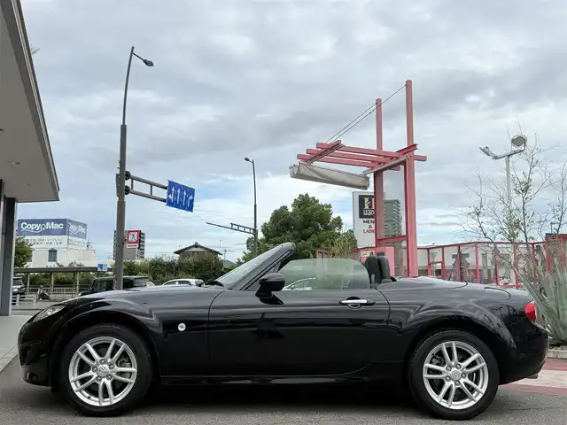 マツダ ロードスター S RHT 香川県 2010(平22)年 6万km ブリリアントブラック 禁煙車/社外ナビ/CD/DVD/BT/MSV/フルセグTV/バックカメラ/電動オープンルーフ/GPSレーダー/キセノンヘッドライト/純正16インチアルミ/革巻きステアリング/フォグライト/スマートキー/ETC/燃料計/スペアキー有り/2021年サマータイヤ