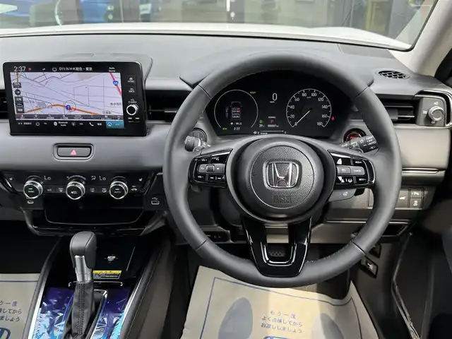 ホンダ ヴェゼル ハイブリッド e:HEV Z 栃木県 2025(令7)年 0.1万km未満 プラチナホワイトパール 令和7年6月20日登録ワンオーナー車/メーカー9インチディスプレイ/AppleCarPlay/AndoridAuto/バックカメラ/Bluetooth/フルセグTV/ステアリングリモコン/置くだけ充電/ホンダセンシング /ブラインドスポットインフォメーション/レーダークルーズコントロール/レーンキープアシストシステム/アダプティブドライビングビーム/クリアランスソナー /ハンズフリーパワーバックドア/ビルトインETC2.0/ステアリングヒーター/前席シートヒーター/ハーフレザーシート/MOPリア用USBチャージャー×2/LEDヘッドライト&フォグランプ/純正18インチAW/スマートキー×2